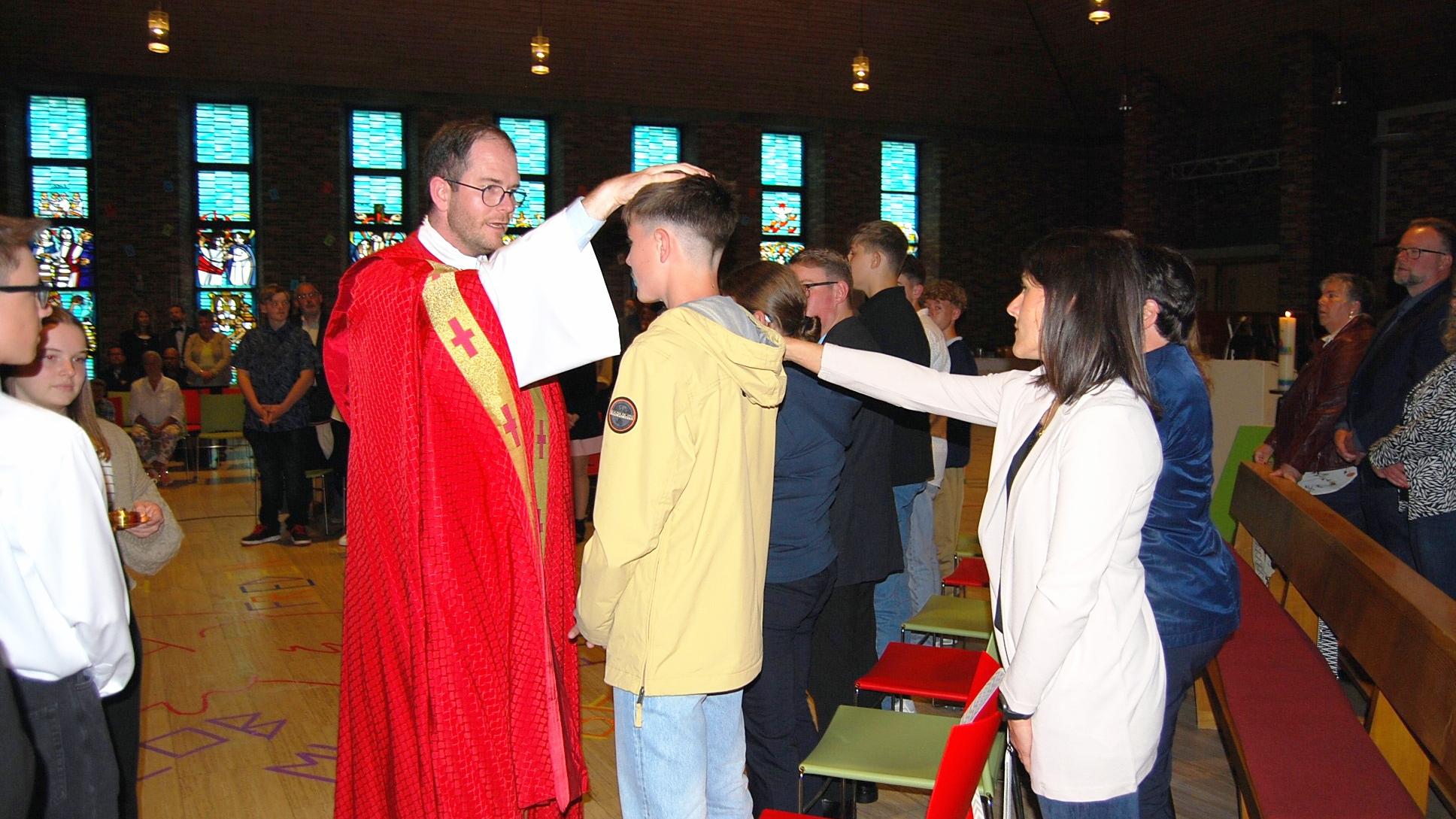 Jugendpfarrer Thomas Hufschmidt firmt Jugendliche in der Jugendkirche MIA.