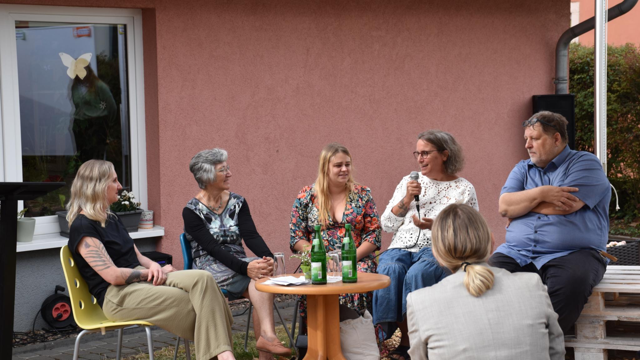 (v.l.n.r.) Moderatorin Inge Hülpes (Stabsstelle Kommunikation im bischöflichen Generalvikariat), Elisabeth Burgard (ehrenamtliche Mitarbeiterin des SkF), Sophie Maurer (Besucherin des Café Haltepunkts), Diplom-Psychologin Tanja Mayer und Hannes Schmid-Stadtfeld (Bereichsleiter Beratungsstellen SkF Trier) bei der Podiumsdiskussion im Garten des Café Haltepunkts.