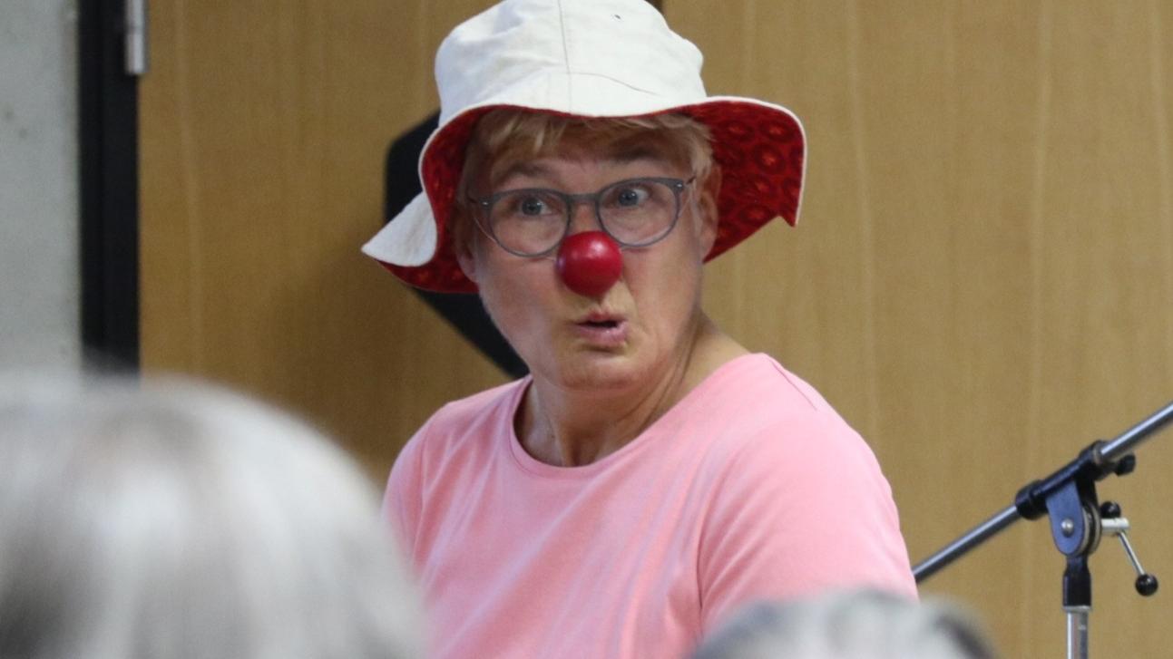 Frau mit Clownsnase