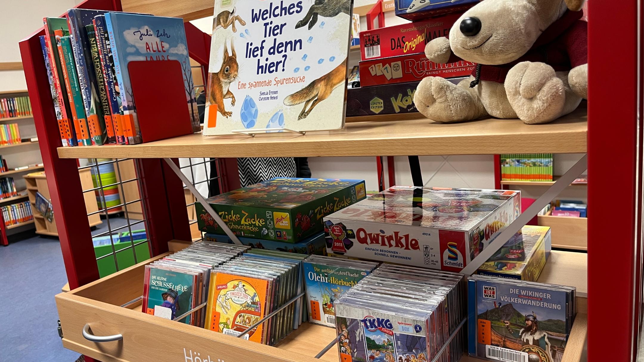 In der Bücherei gibt es nicht nur Bücher, sondern auch jede Menge Hörspiele.