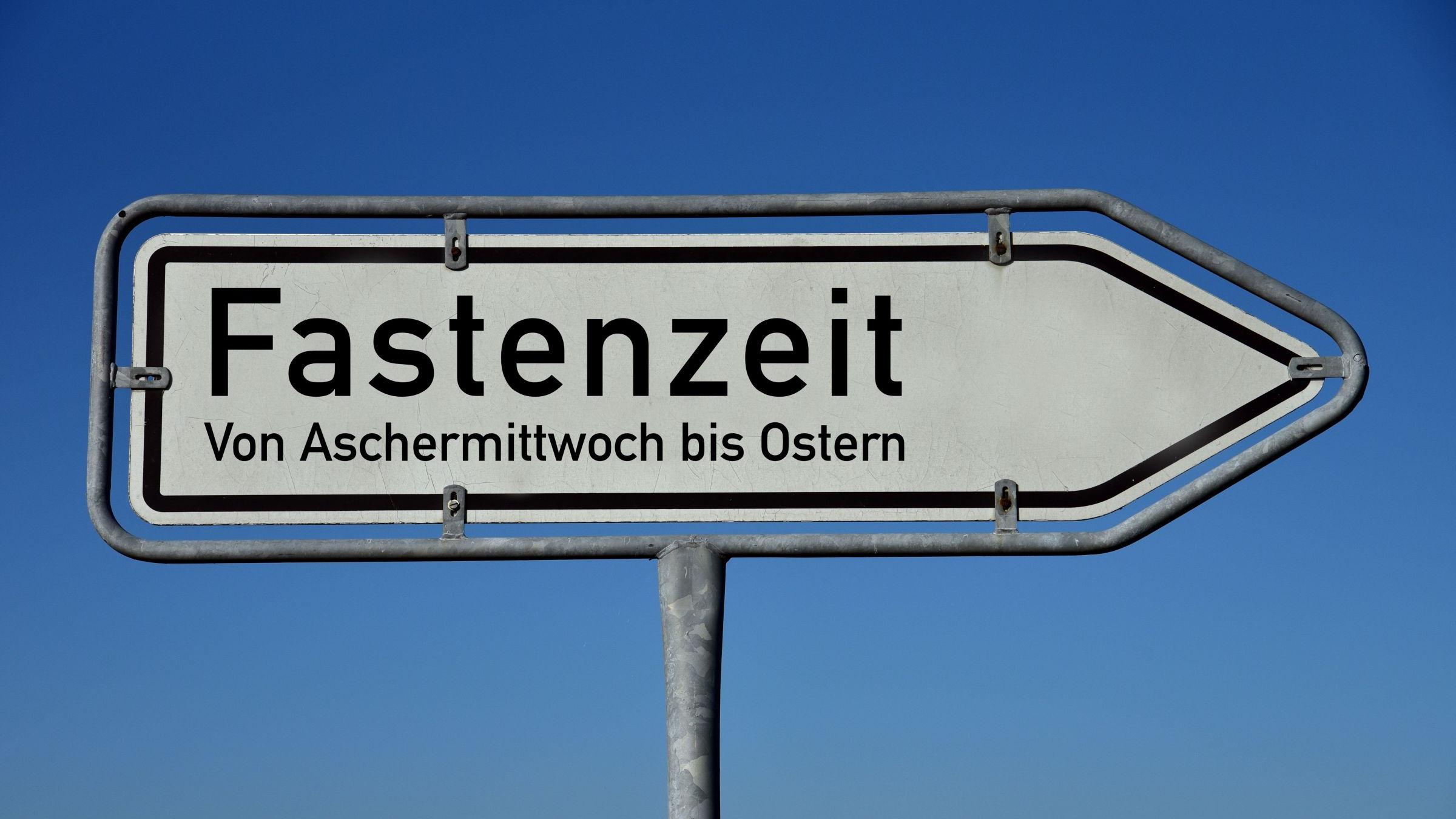 Schild mit Aufdruck 'Fastenzeit'
