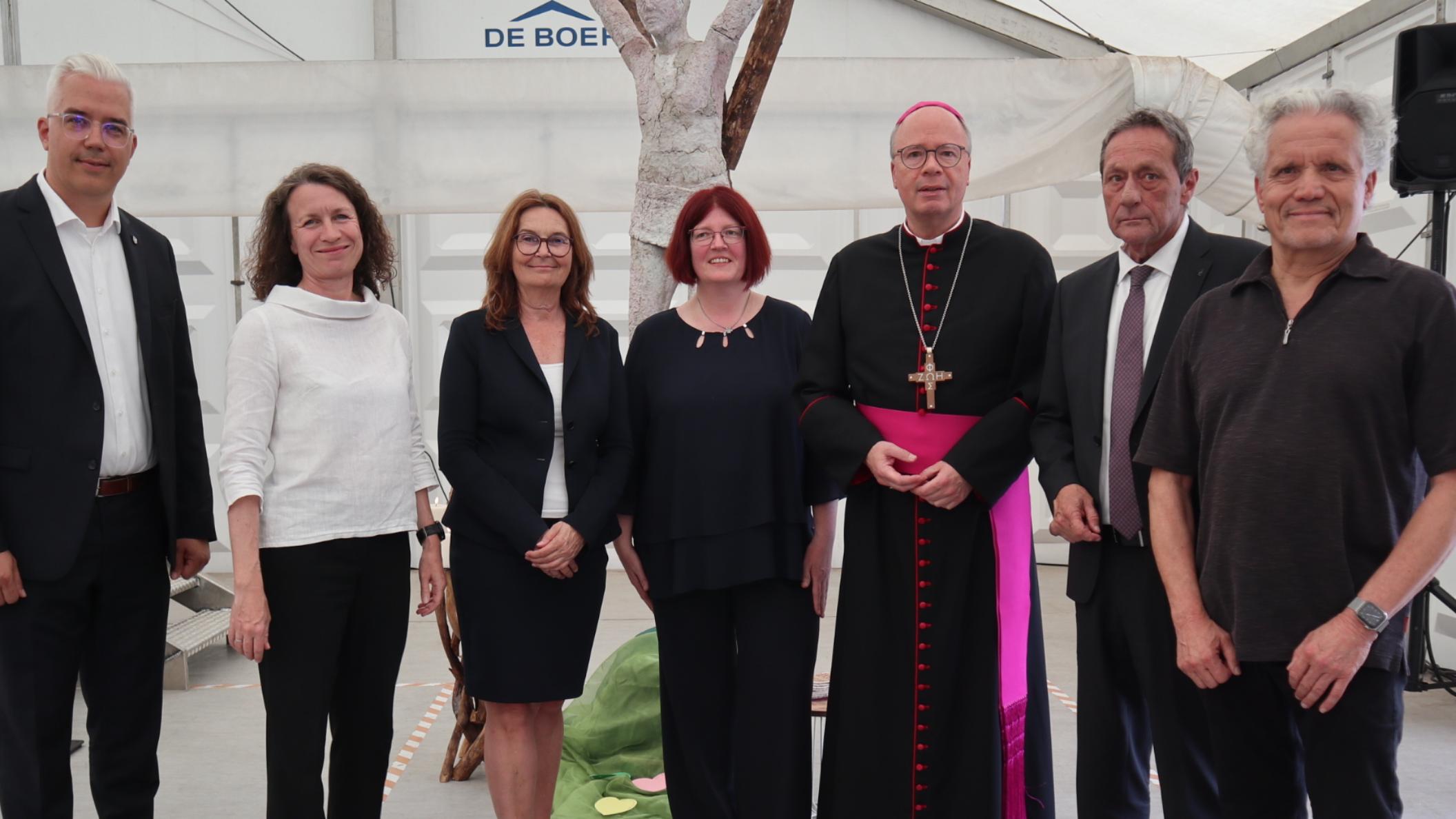 Zu einer gemeinsamen Veranstaltung zum Gedenken an die Flutkatastrophe 2021 mit ökumenischem Gottesdienst hatten die Verbandsgemeinde Altenahr und die Pfarrei St. Andreas Ahreifel nach Altenburg eingeladen. Der Trierer Bischof Dr. Stephan Ackermann (3.v.re.), Gemeindereferentin Manuela Kremer-Breuer (Mitte) und Matthias Grüll von der evangelischen Kirche (re.) gestalteten die Andacht. Zuvor gab es Grußworte von Bürgermeister Dominik Gieler (li.), des rheinland-pfälzischen Innenministers Achim Schwickert (2.v.re.) und Landrätin Cornelia Weigand (2.v.li). Zu Gast waren neben Bürgerinnen und Bürgern auch Vertreterinnen und Vertreter aus der Politik wie die Bundestagsabgeordnete Mechthild Heil (3.v.li).