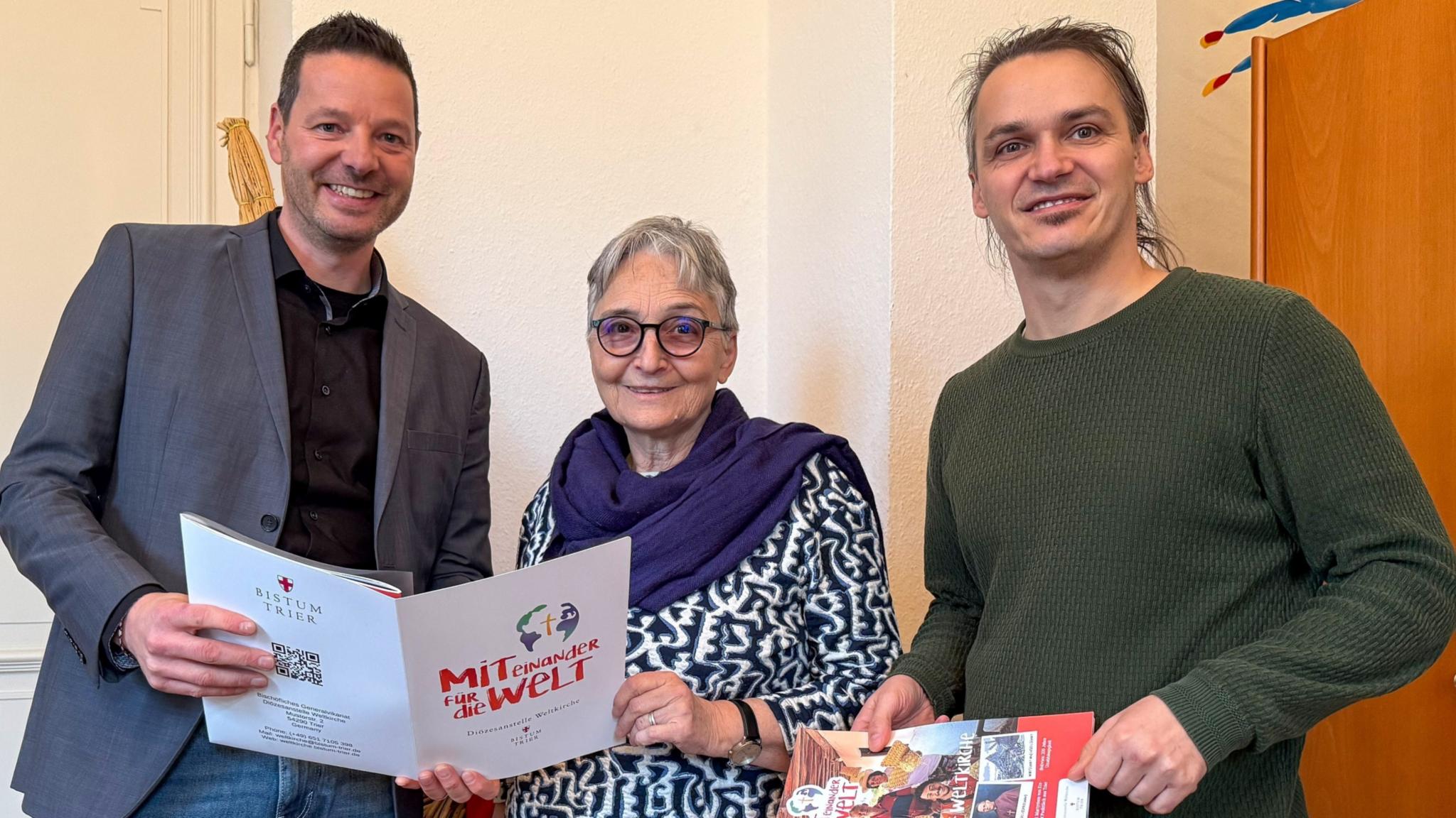 Zum Besuch in Trier gehört auch ein Gespräch mit Dr. Thorsten Hoffmann (links) und Tomek Welke von der Diözesanstelle Weltkirche. Mit ihnen steht Gisela Häring regelmäßig in Kontakt.