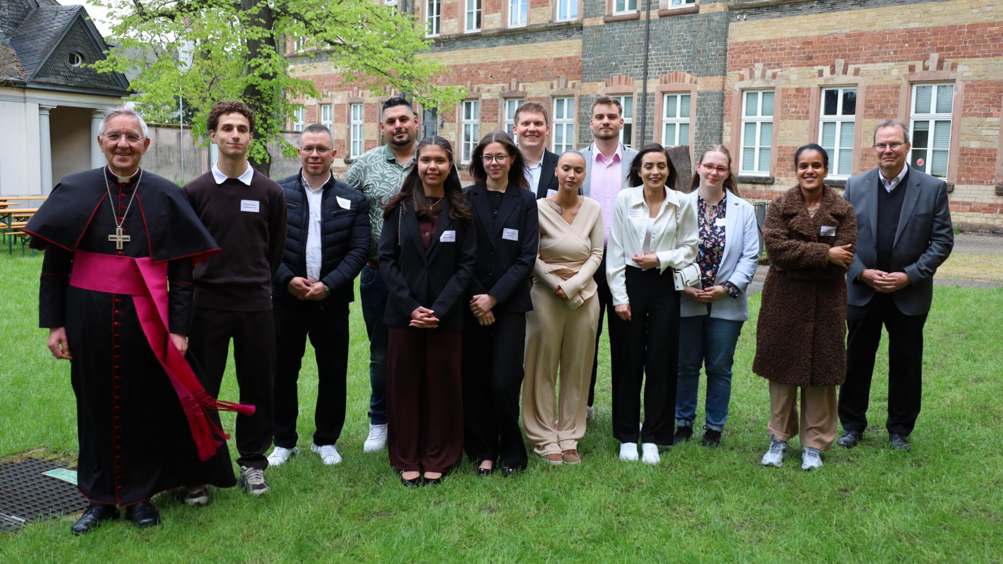 Gruppenfoto zusammen mit Weihbischof em. Franz Josef Gebert
