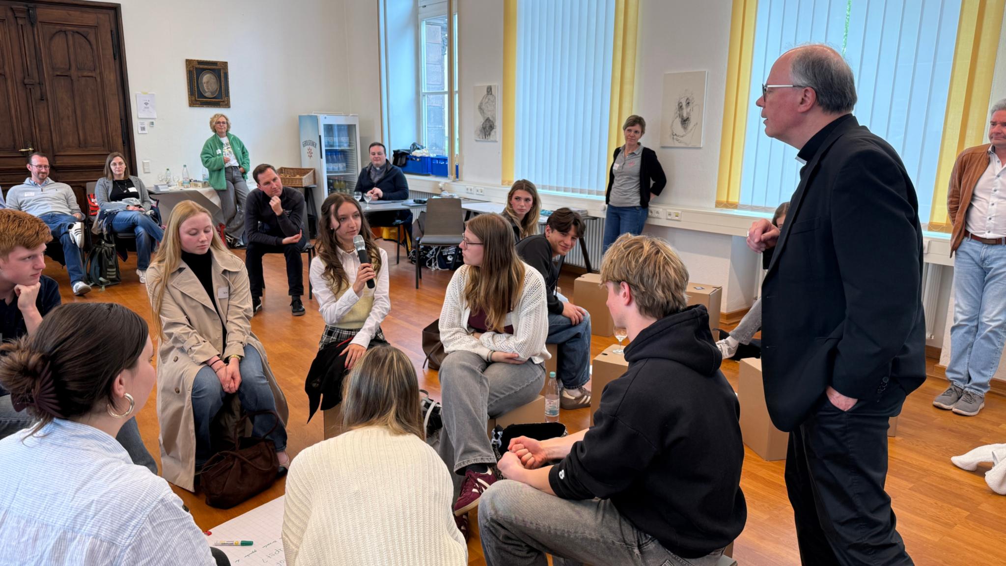 Bischof Ackermann im Gespräch mit Schülerinnen und Schülern