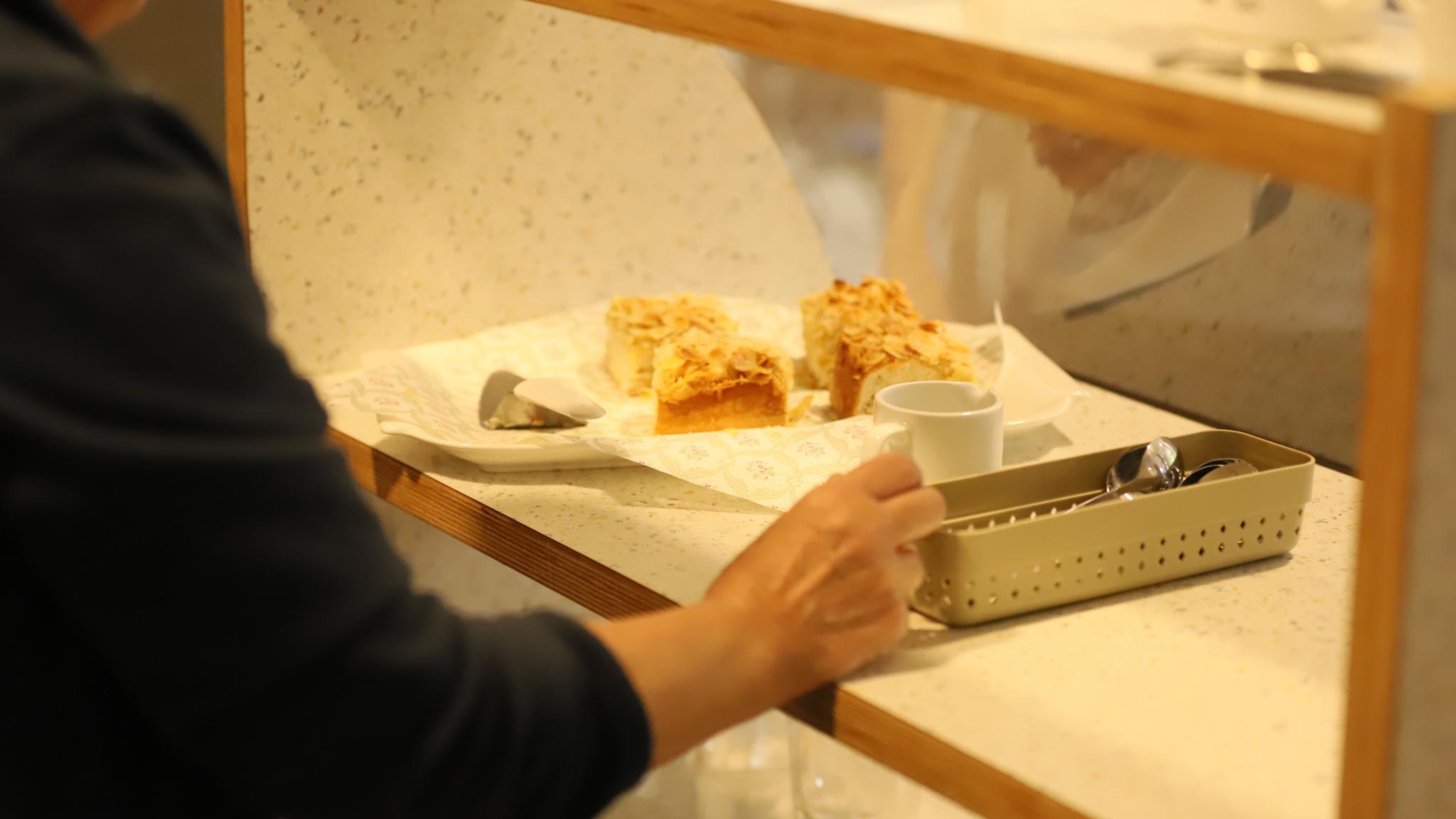 Kaffee und Kuchen gibt es im Café Freihof für eine Spende