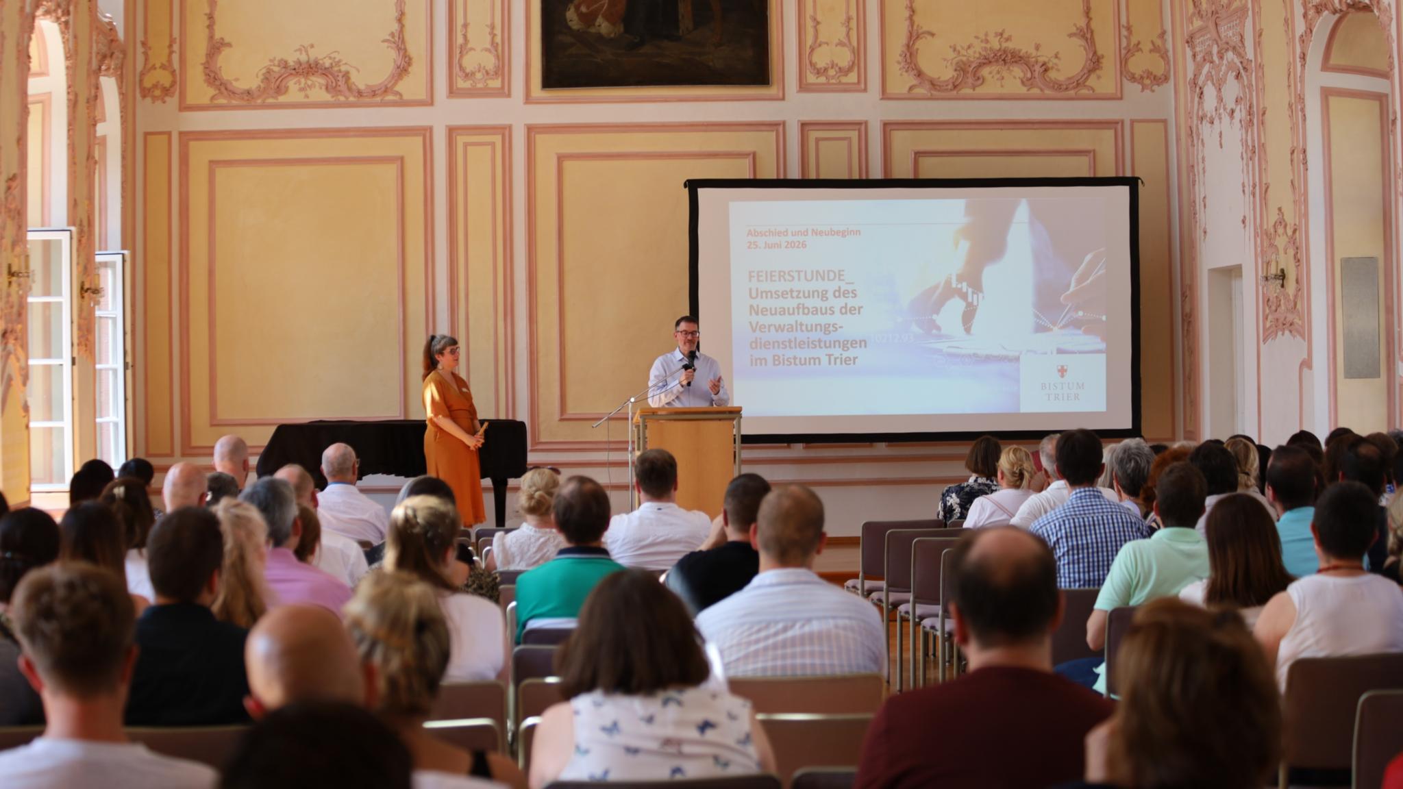Blandine Zander, Leiterin der Servicestelle und Christian Heckmann, Leiter des Bereichs Organisation und Digitalisierung, moderierten die Veranstaltung.