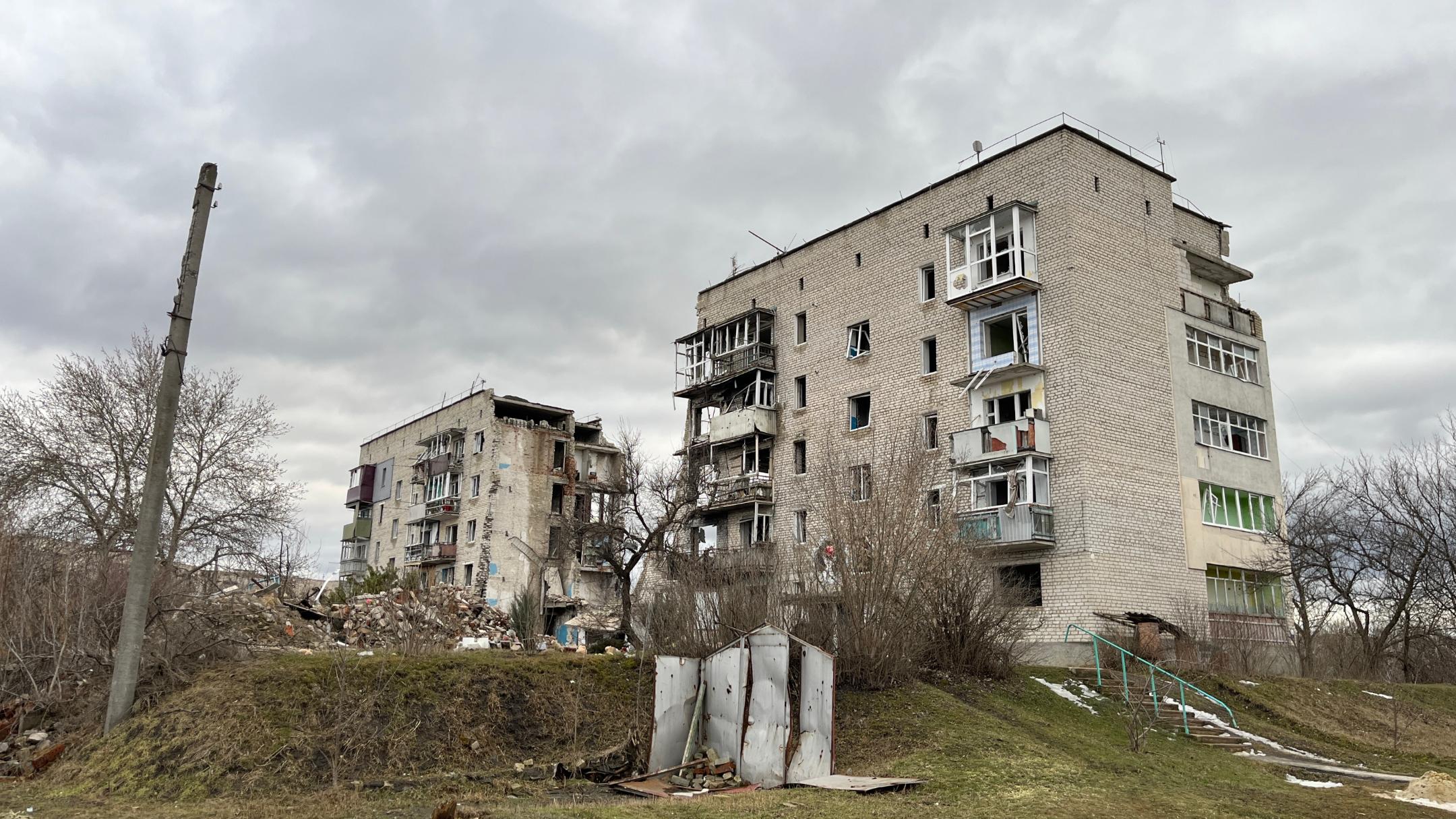 Ein zerstörter Gebäudeblock in der Ukraine