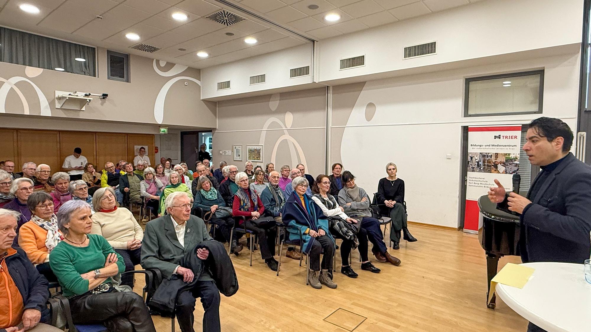 Mouhanad Khorchide hält seinen Vortrag beim Theologischen Quartett Trier.