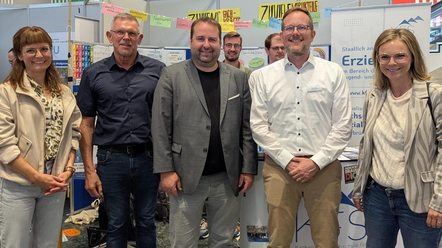 Die Caritas Landesarbeitsgemeinschaft Kinder- und Jugendhilfe Saar machte sich beim ersten Saarländischen Kinder- und Jugendhilfetag auf Initiative des Sozialministeriums stark für junge Menschen (v.l.n.r.): Geschäftsführerin Hanna Dietrich, Vorstandsvorsitzender Marc Schmitt, Sozialminister Dr. Magnus Jung, zweiter stellv. Vorstandsvorsitzender Björn Spieler, stellv. Vorstandsvorsitzende Bianca Monzel.