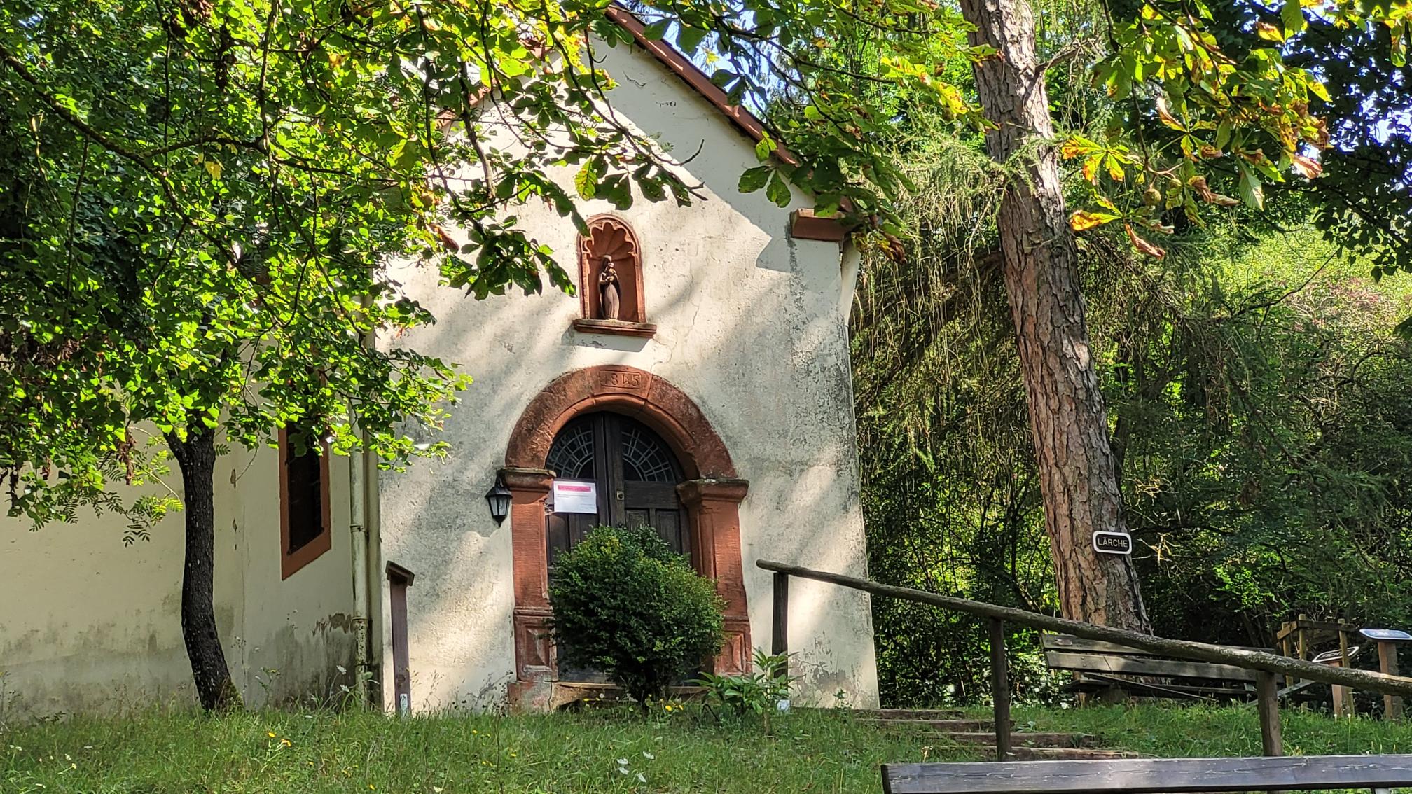 Das Foto zeigt die Kreuzkapelle in Trassem, eine der geförderten Kapellen