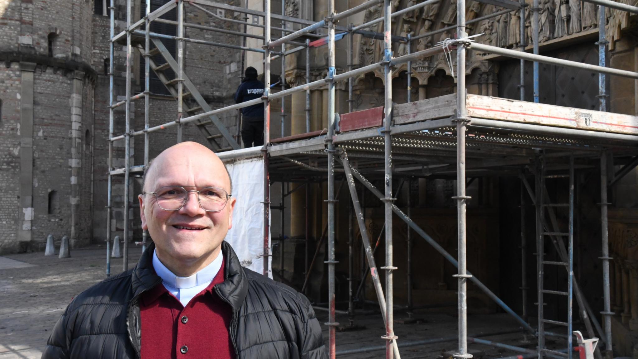 Pfarrer Dr. Markus Nicolay vor dem restaurierten Westportal der Trierer Liebfrauenbasilika.