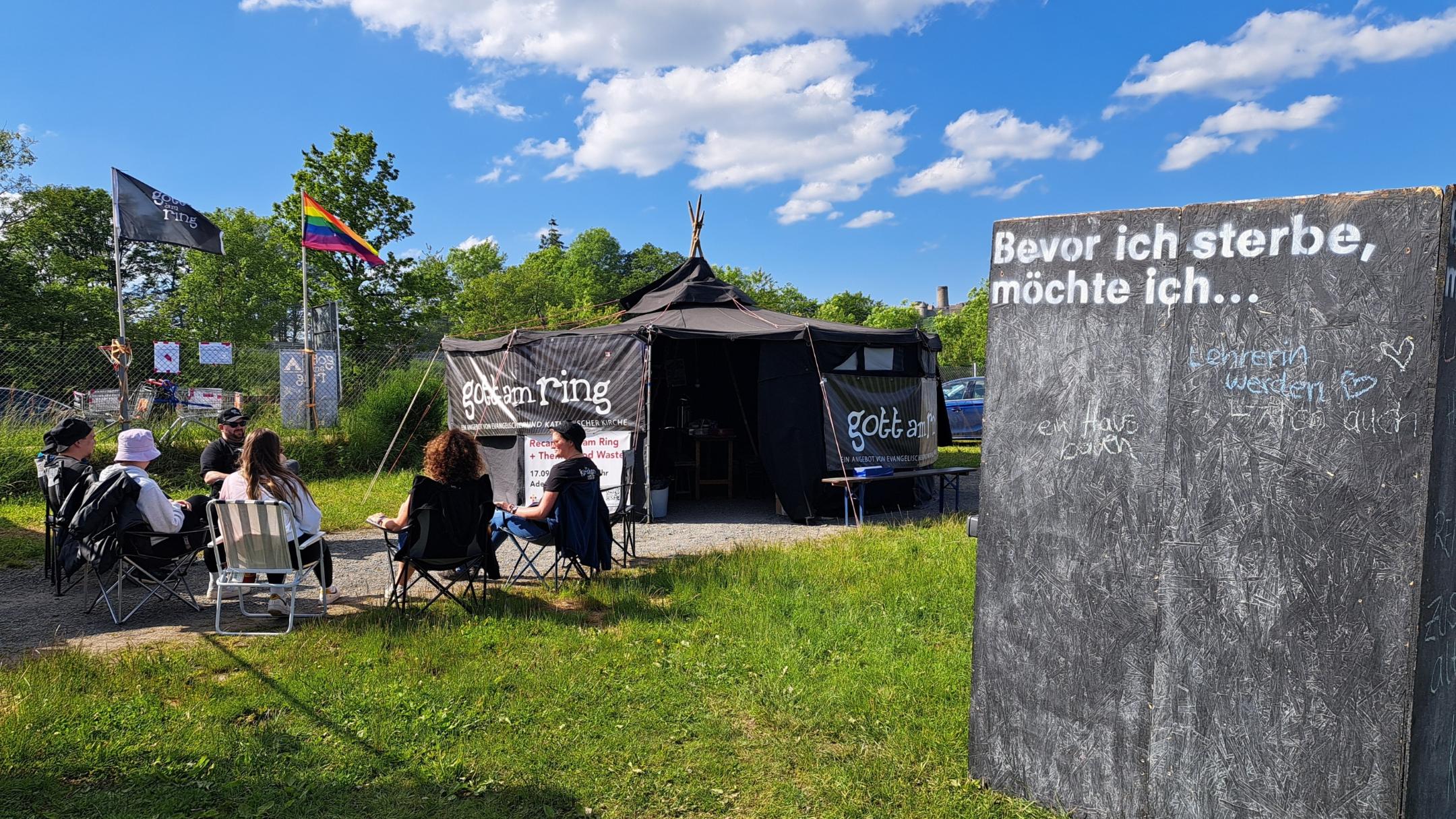Lockere Gespräche vor dem Gott-am-Ring-Zelt.