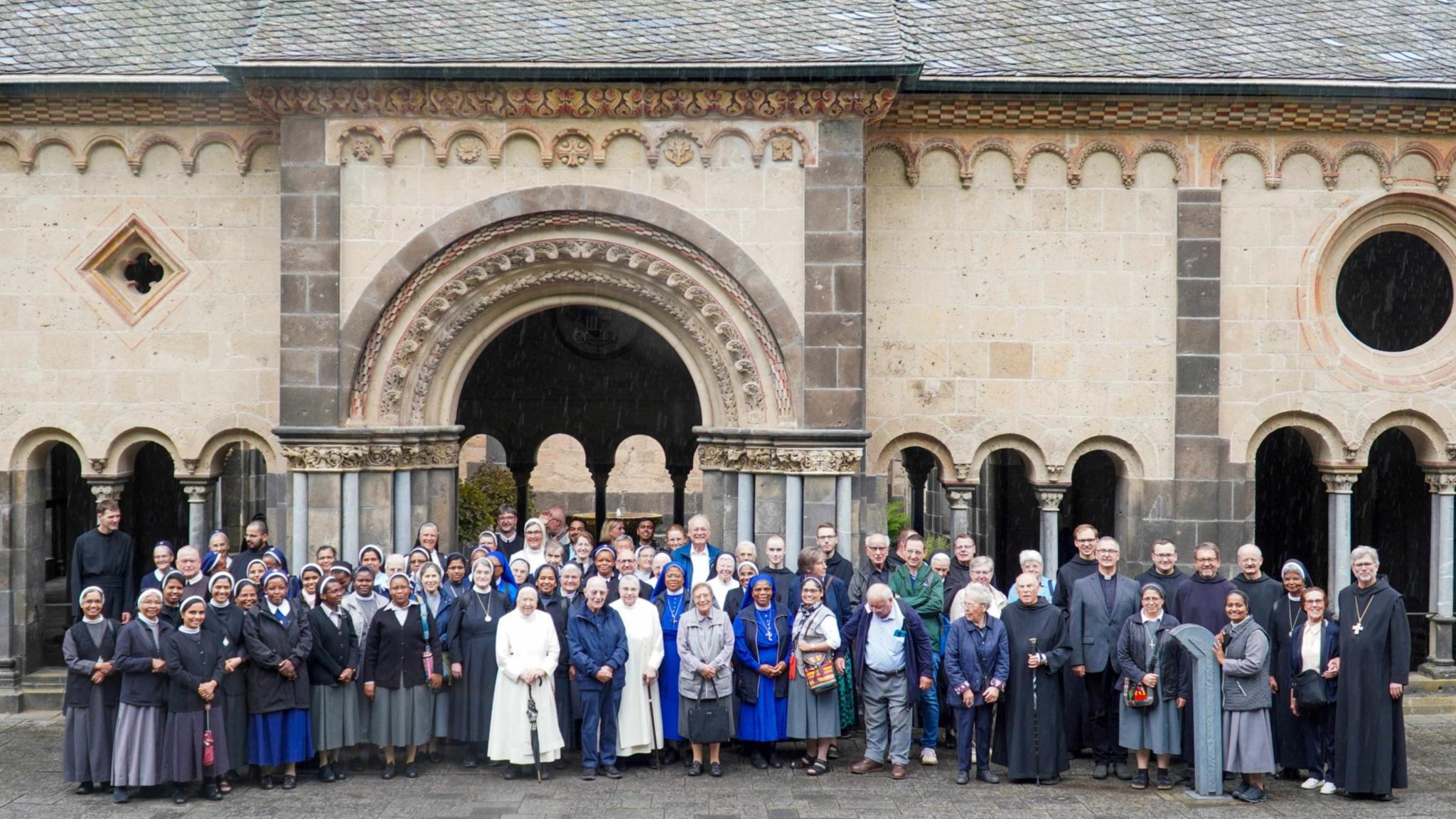Gruppenfoto von Ordensfrauen und Ordensmännern vor dem Kloster in Maria Laach
