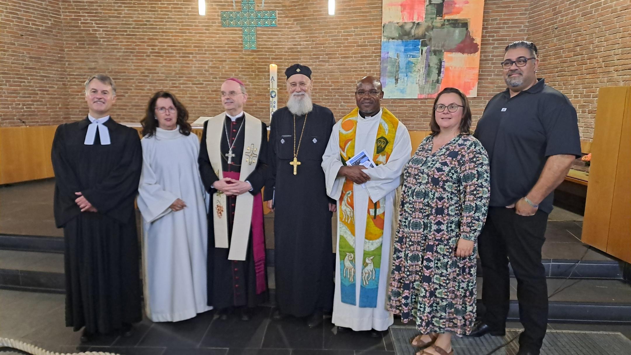 Superintendent Markus Risch vom evangelischen Kirchenkreis Simmern-Trarbach, Pastoralreferentin Anna Werle (Pastoraler Raum Simmern), der Trierer Weihbischof Robert Brahm, Vater Danyal Riad von der koptisch-orthodoxen Kirchengemeinde St. Nikolaus Kirchberg, Pater Dr. McDonald Kelechi (Kaycee) Nwandu vom Pastoralen Raum Simmern sowie Susan und Dave Sindhu von der Christuskirchengemeinde (v.li.n.re.)