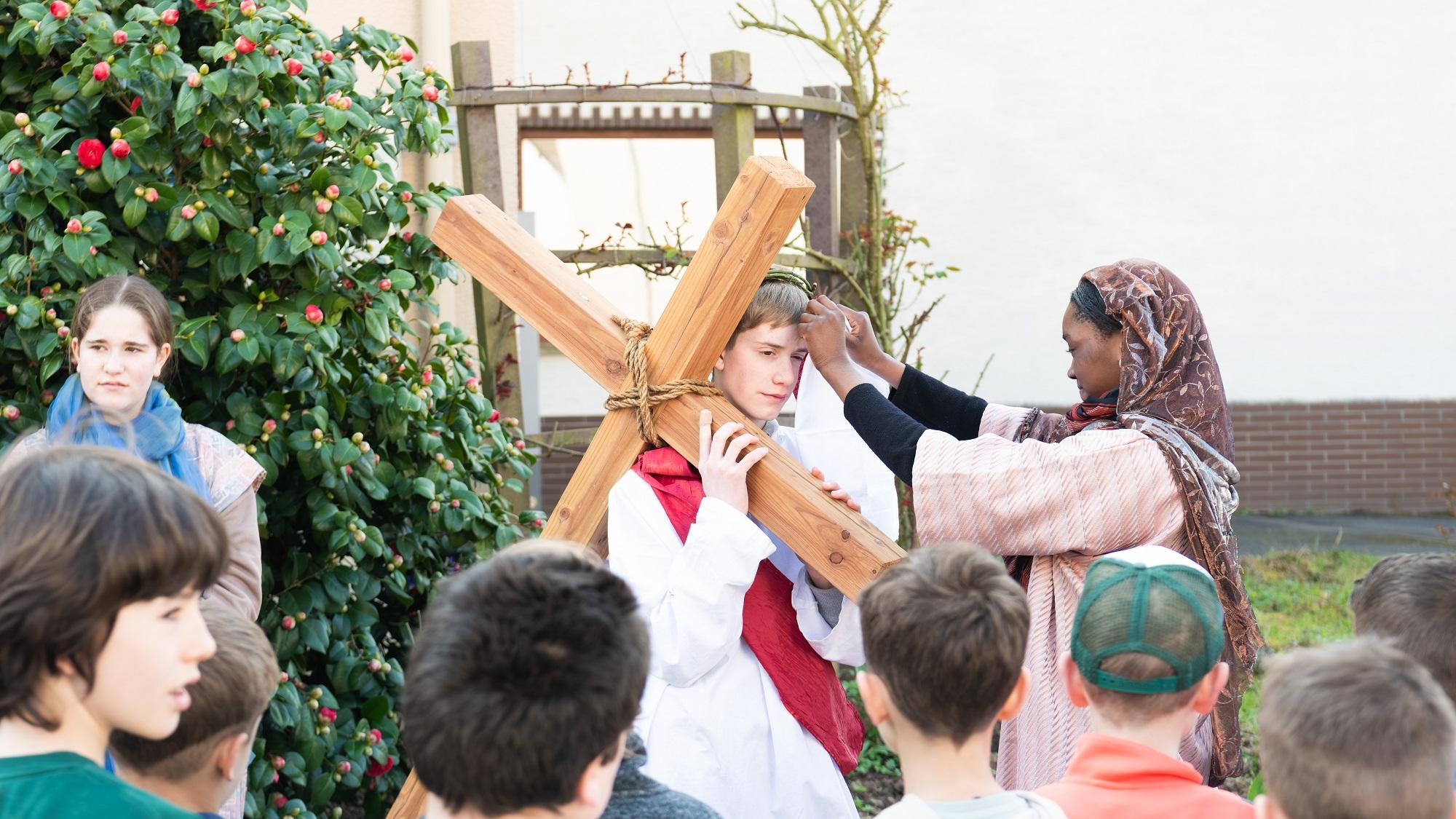 Szene aus dem Passionsspiel: Jesus trägt das Kreuz.