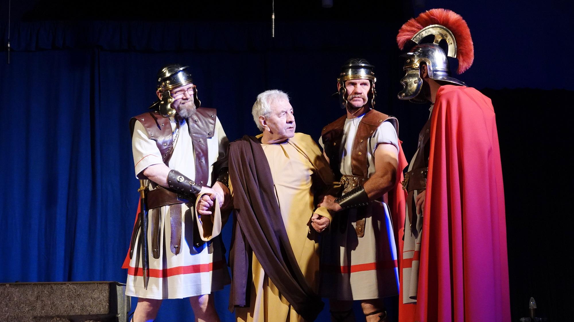 Szene aus dem Passionsspiel in Schuld: Nur knapp entgeht Petrus seiner Verhaftung.