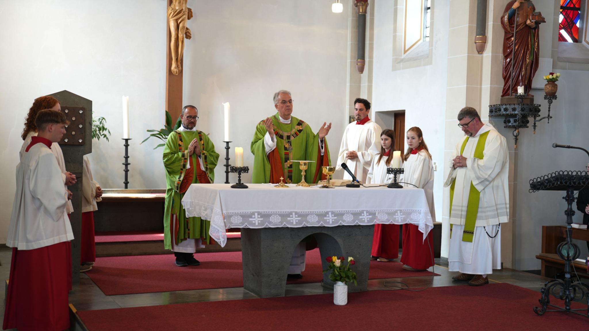 Die letzte Heilige Messe in Dörbach feiert Weihbischof Jörg Michael Peters (Mitte) mit der Gemeinde.