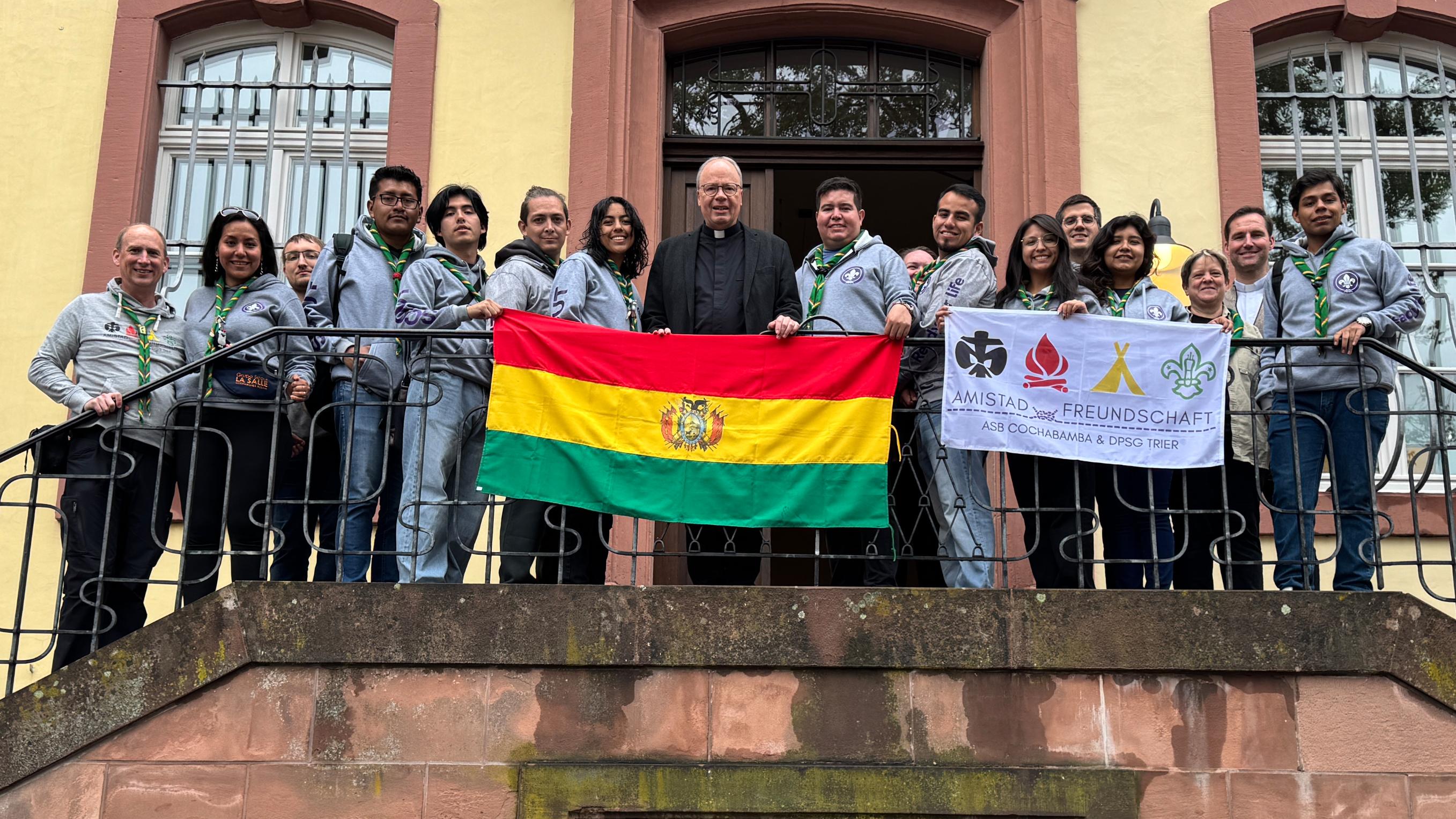 Pfadfinder aus Bolivien sowie der DPSG mit Bischof Stephan Ackermann