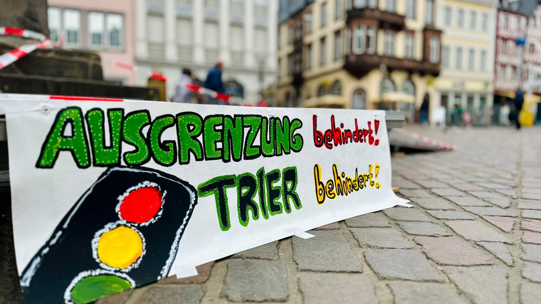 Rampe für Rollifahrer mit Protestschild