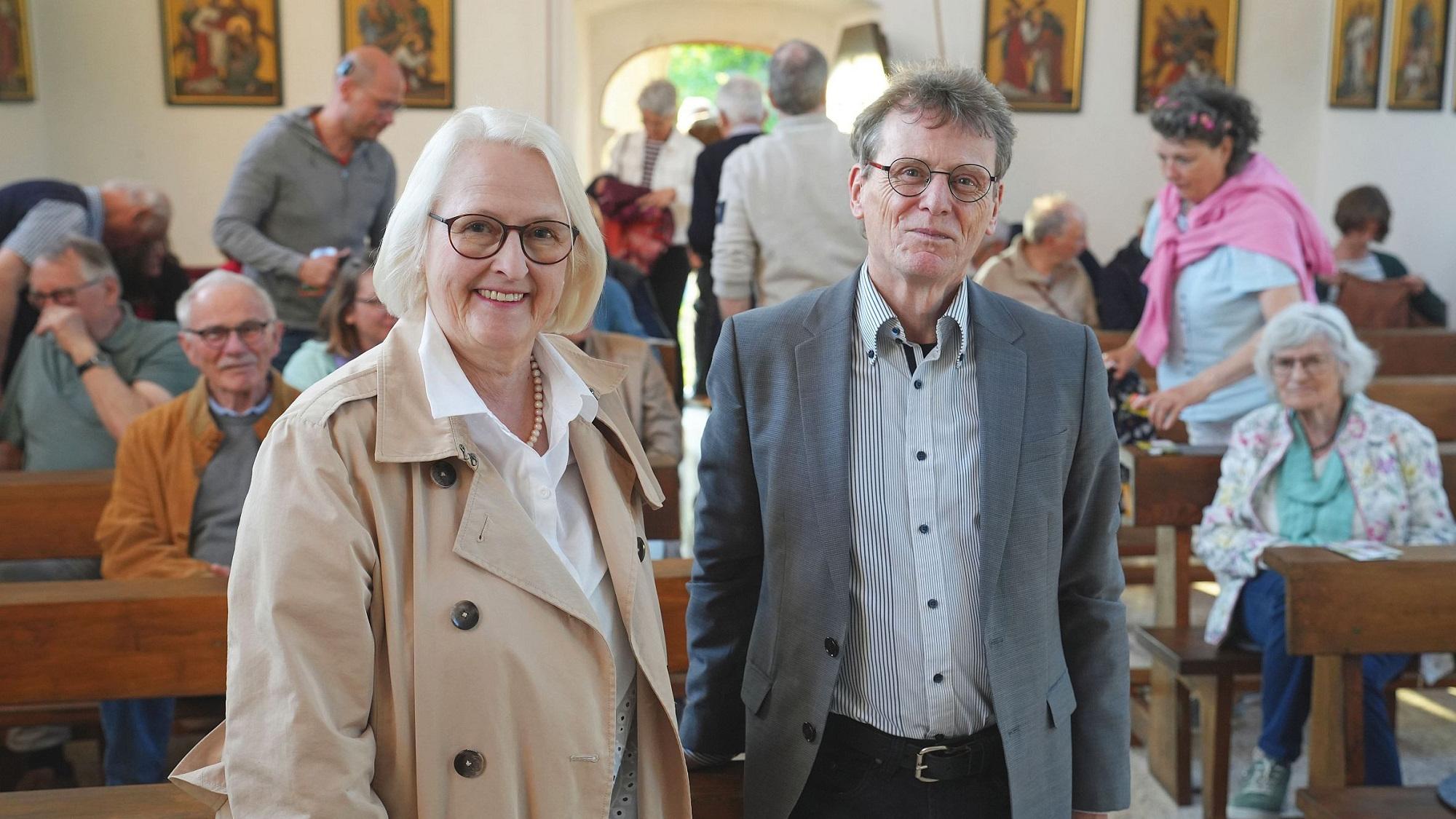 Referent Prof. Dr. Bernhard Schneider und Organisatorin Katharina Zey-Wortmann mit Gästen in der Kulturkapelle St. Nikolaus in Mehring-Lörsch.