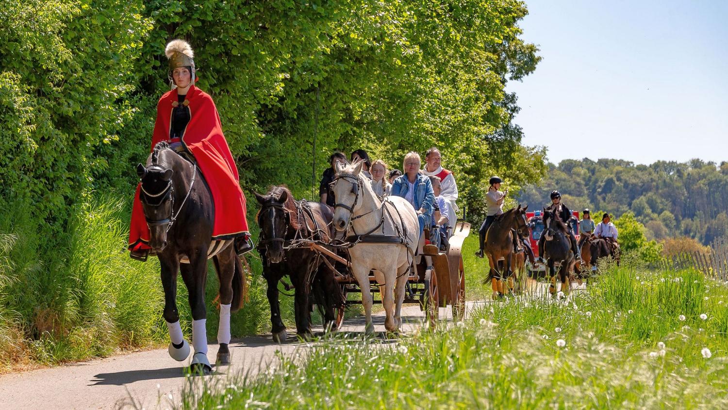 Anna Wehr aus Borg führte im Kostüm des römischen Tribuns auf ihrem Pferd Sam die Prozession durch die Weinberge rund um Perl an, an der rund ein Dutzend Pferde und Reiter teilnahmen.