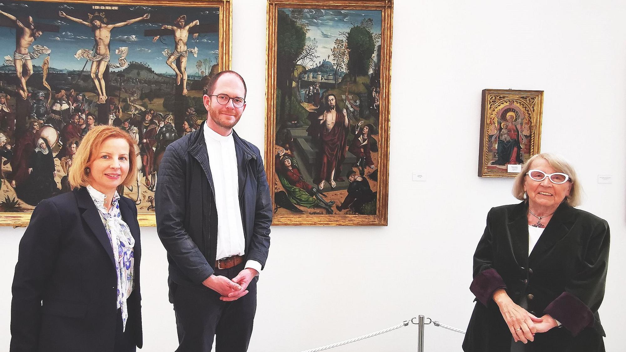 Das Kunstwerk „Die Auferstehung“ als rechter Bestandteil eines Triptychons stand im Mittelpunkt der Auslegungen im Gottesdienst. Im Bild Yvonne Meiser-Franz (links), Jugendpfarrer Thomas Hufschmidt und Ursula Meiser.
