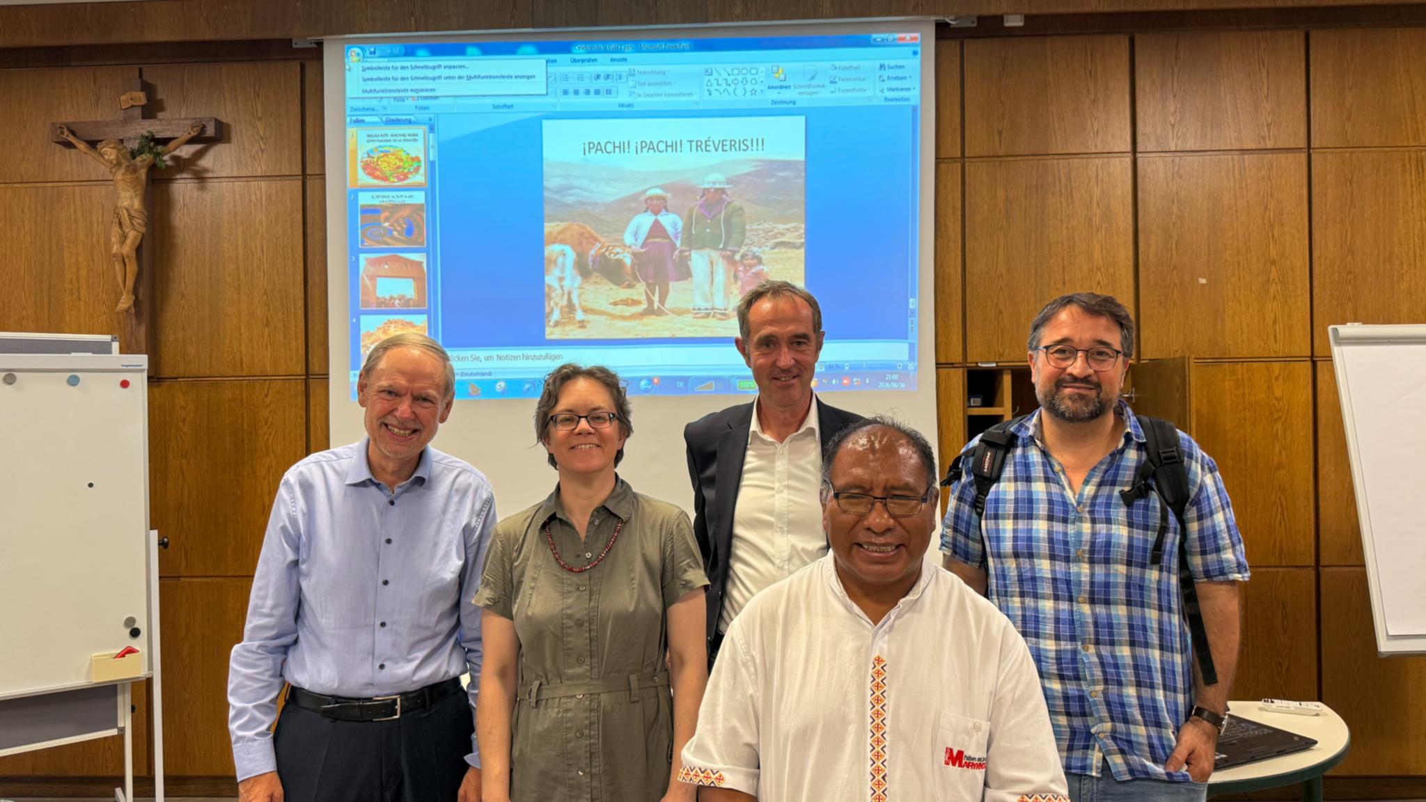 Rektor Professor Walter Andreas Euler, Dekanin Carolin Neuber, Professor Klaus Vellguth, Übersetzer Michael Meyer (hinten von links) und Referent Sandro Aldo Paiva Crispín freuen sich über den gelungenen Abend.