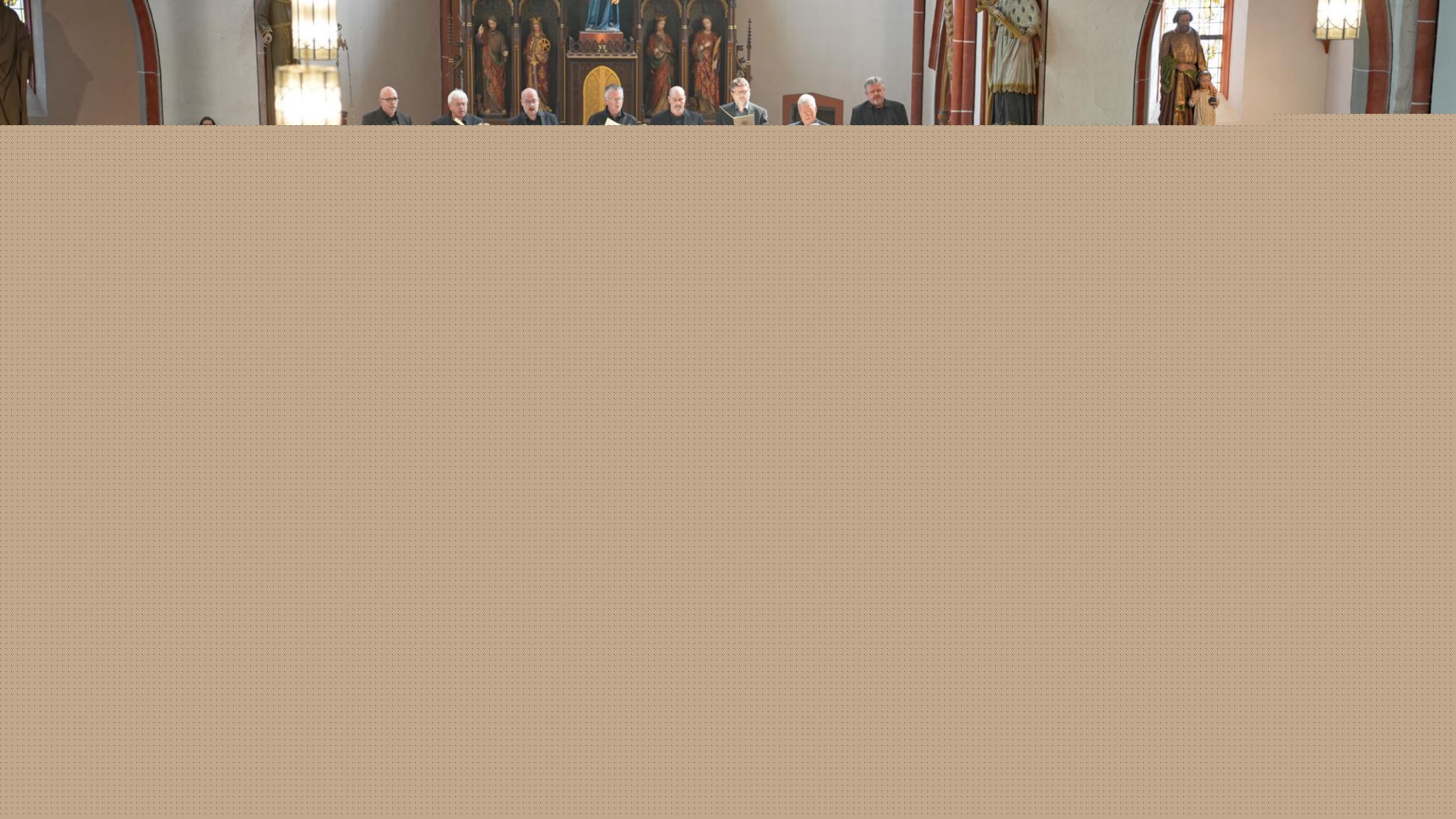 t Bischof Dr. Stephan Ackermann (Mitte) beim Pontifikalamt in der Stiftskirche, dahinter der Kirchenchor Cäcilia Kyllburg..