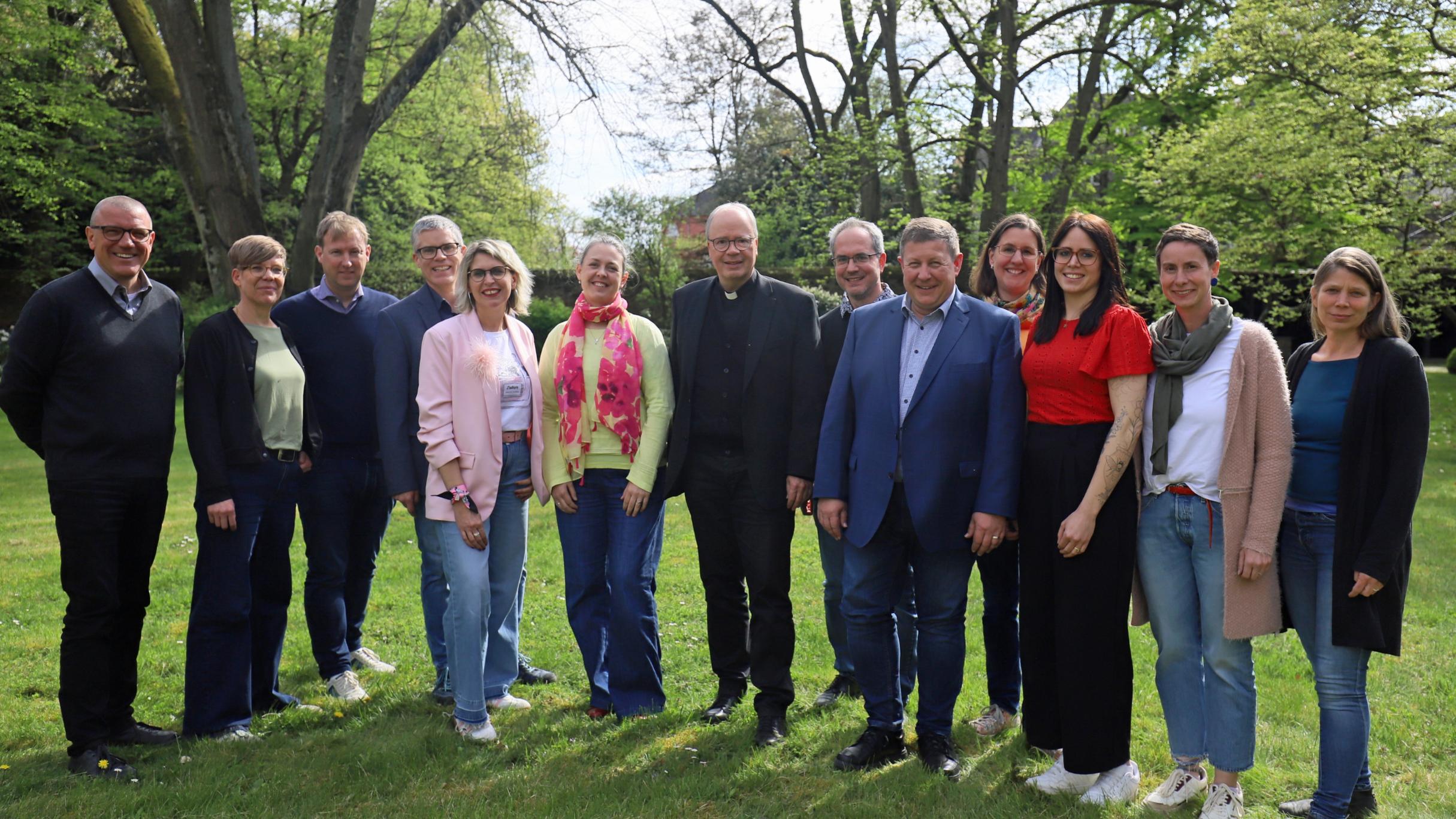 Die Teams mit Bereichsleiter Matthias Struth, Kerstin Knopp in Vertretung für Georg Binninger (links außen), Abteilungsleitung Kindertageseinrichtungen BGV ,sowie Bischof Ackermann