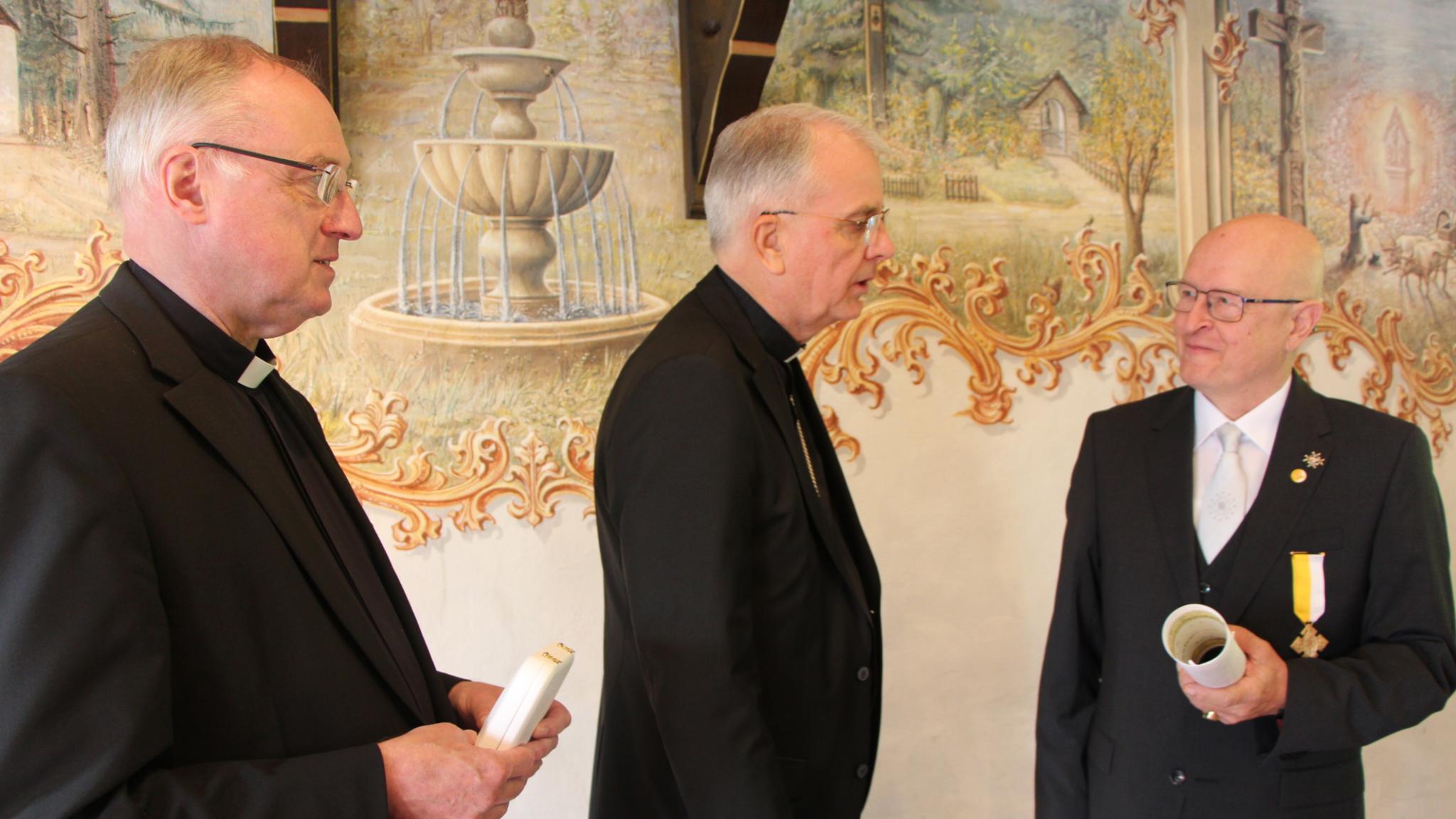 Ortspfarrer Klaus Kohnz, Weihbischof Jörg Michael Peters und Jürgen Schäfer bei der Verleihung des päpstlichen Ordens (v.li.n.re.)